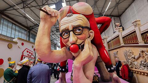 Bundeskanzler Friedrich Merz f&auml;hrt in einer "Sado-Maso-Regierungs-Show" im K&ouml;lner Rosenmontagszug mit.