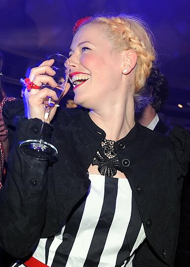 Weiter zu den "New Face Awards" in Berlin: Enie van de Meiklokjes feiert bei der Award-Verleihung ausgiebig.