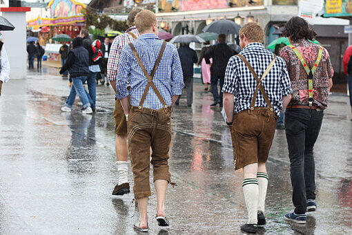 Seine Freunde haben sich nicht lumpen lassen, doch der Herr rechts im Bild scheint wohl zu denken, dass Hosenträger für ein wiesnreifes Outfit reichen.