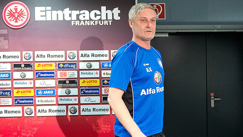 Zurück an alter Wirkungsstätte: Am 3. März 2014 verkündete Armin Veh bei einer Pressekonferenz, dass er nicht mehr länger Trainer von Eintracht Frankfurt ist. Zurück an alter Wirkungsstätte: Am 3. März 2014 verkündete Armin Veh bei einer Pressekonferenz, dass er nicht mehr länger Trainer von Eintracht Frankfurt ist.