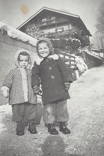Winterurlaub in Berchtesgaden: die kleine Vroni (l.) an der
Hand ihrer Schwester Ulrike.