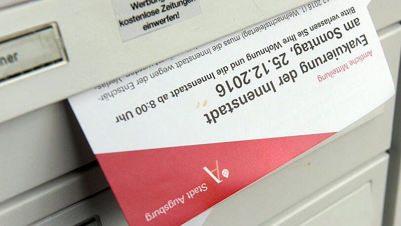 Zehntausende Bewohner müssen ihre Wohnungen und Häuser verlassen. Ein Flyer der Stadt Augsburg an einerm Briefkasten.