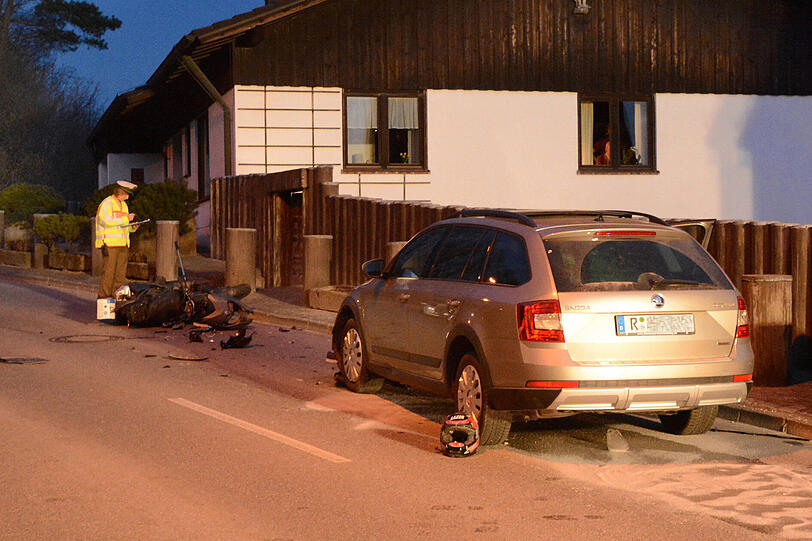 Der 18-Jährige rutschte unter das entgegenkommende Auto. Mit schwersten Verletzungen kam er ins Krankenhaus - kurze Zeit später starb er.