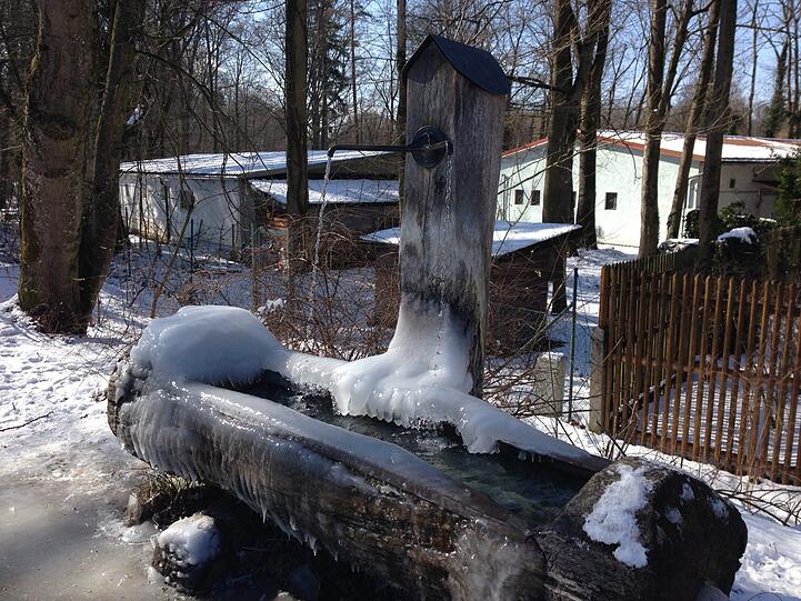 Ein eisiger Brunnen in Thalkirchen.