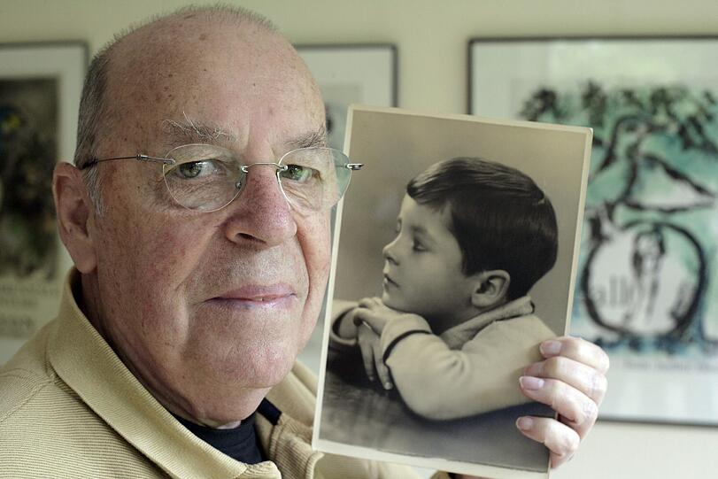 Der junge und der alte: Der Entertainer hält ein Foto in der Hand, das ihn als Jungen zeigt.