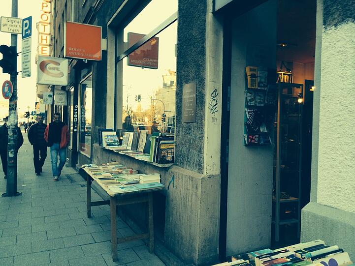 Und ein Geschäft mit Büchern. Ein bunter Mix. Und ein Viertel im Wandel.