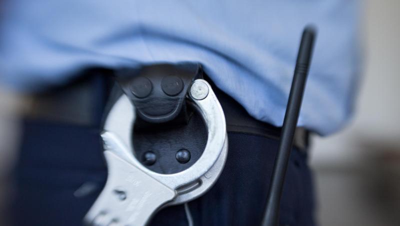 Blick auf die Handschellen eines Polizisten. Foto: Friso Gentsch/dpa/Symbolbild Blick auf die Handschellen eines Polizisten. Foto: Friso Gentsch/dpa/Symbolbild