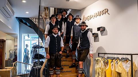Bereit für die Wiesn: Die Stars des EHC Red Bull wurden wie gewohnt von Angermaier Trachten ausgestattet.