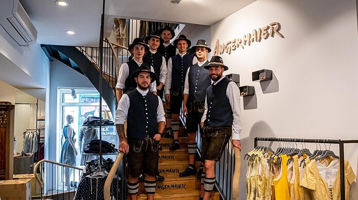 Bereit für die Wiesn: Die Stars des EHC Red Bull wurden wie gewohnt von Angermaier Trachten ausgestattet.