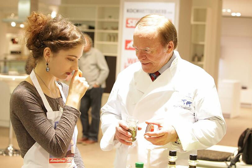 Tipps vom Profi: Nadin Sos lauscht den Worten von Küchenkünstler Heinz Winkler.