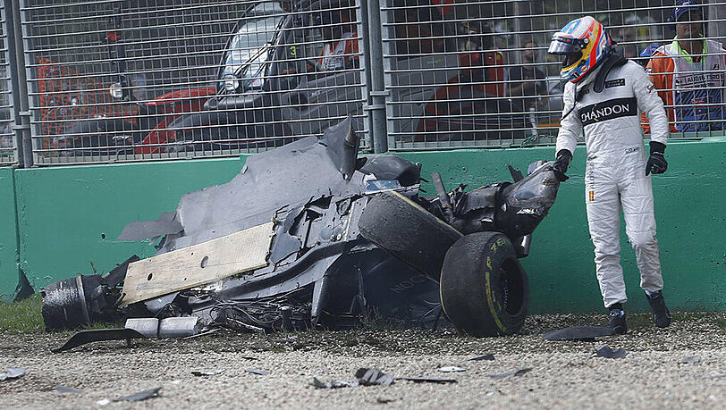 Bei einem Überholmanöver krachte der zweimalige Weltmeister Fernando Alonso mit seinem McLaren in der 17. Runde auf den Haas-Rennwagen von Esteban Gutierrez. Bei einem Überholmanöver krachte der zweimalige Weltmeister Fernando Alonso mit seinem McLaren in der 17. Runde auf den Haas-Rennwagen von Esteban Gutierrez.