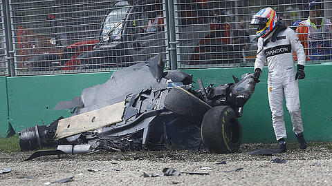 Bei einem Überholmanöver krachte der zweimalige Weltmeister Fernando Alonso mit seinem McLaren in der 17. Runde auf den Haas-Rennwagen von Esteban Gutierrez.