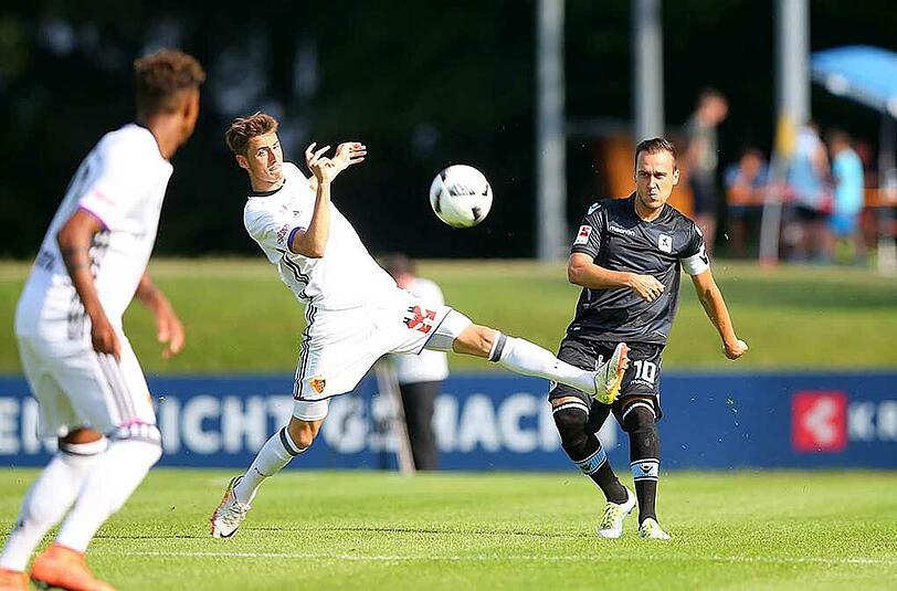 Am Freitagabend fand das Testspiel zwischen dem TSV 1860 und dem FC Basel statt. Sascha Mölders rettete den Löwen durch ein Tor in den letzten Minuten das 1:1-Unentschieden. Die Bilder.