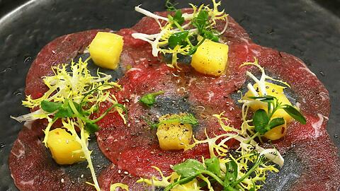 Der erste Gang der neuen Ess-Klasse: "Carpaccio Surf & Turf" aus Seeteufel und Rinderlende. Klicken Sie sich hier durch das Menü...