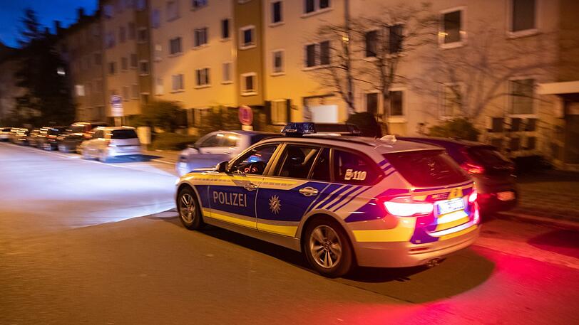 Nürnberg: Ein Polizeiauto fährt in den frühen Morgenstunden durch den Nürnberger Stadtteil St. Johannis. Am Vorabend (13.12.) waren in dem Stadtteil innerhalb weniger Stunden drei Frauen durch Stiche auf offener Straße schwer verletzt worden.