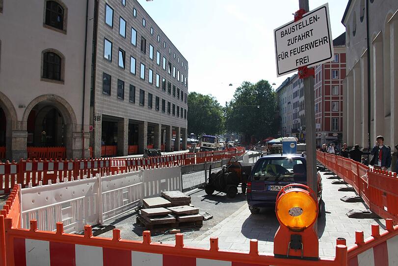 Noch sieht es ziemlich wüst aus vor der Stadtsparkasse. Auch hier wird der Gehweg breiter und die Fahrbahn schmaler. Anfang November soll die Umgestaltung des Tals fertig sein.