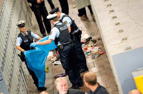 Polizisten vor Schließfächern am Hauptbahnhof (Archivbild).