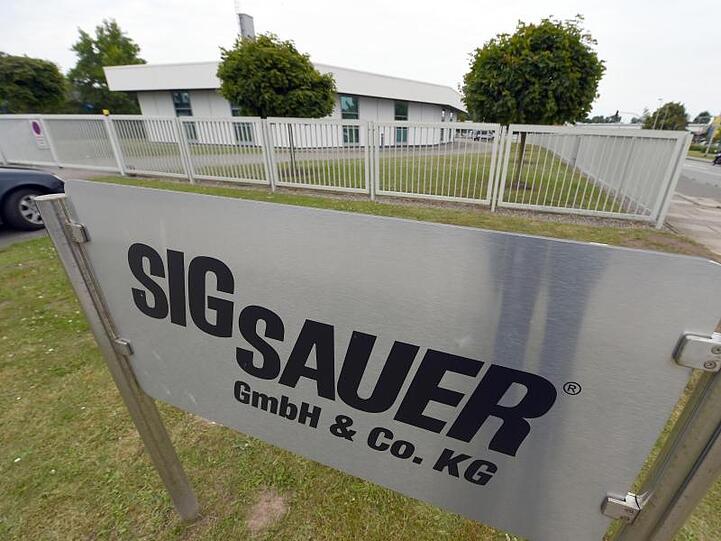 Der Eingang zur Zentrale der Waffenfirma Sig Sauer in Eckernförde.