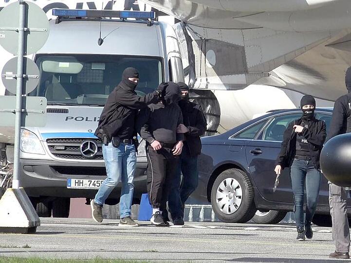 Ein mutmaßliches IS-Mitglied wurde in Hamburg festgenommen. Mit einem Hubschrauber der Bundespolizei soll der Verdächtige zu Ermittlungsrichtern vom BGH geflogen werden.