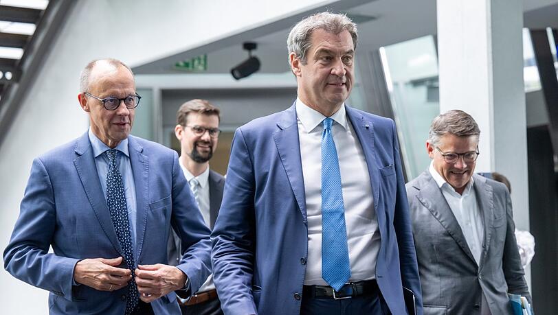 Demonstrative Geschlossenheit (v.l.): der CDU-Vorsitzende Friedrich Merz, CSU-Chef Markus Söder und Boris Rhein (CDU), Ministerpräsident von Hessen, gehen nach der gemeinsamen Präsidiumssitzung von CDU und CSU zur abschließenden Pressekonferenz.