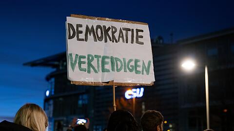 Erneut demonstrieren Tausende für den Erhalt der Demokratie und gegen den Einfluss rechtsextremer Parteien in Deutschland (Archivbild).