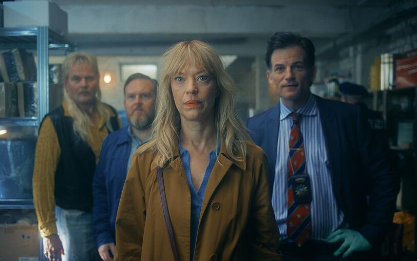Wandas Mutter Carlotta (Heike Makatsch), deren Bruder Rüdiger (Devid Striesow, links) und Ehemann Dedo (Axel Stein, zweiter von links) sind von Wandas Unschuld überzeugt. Kommissar Schmidt (Torben Liebrecht) dagegen stellt sich quer. Wandas Mutter Carlotta (Heike Makatsch), deren Bruder Rüdiger (Devid Striesow, links) und Ehemann Dedo (Axel Stein, zweiter von links) sind von Wandas Unschuld überzeugt. Kommissar Schmidt (Torben Liebrecht) dagegen stellt sich quer.