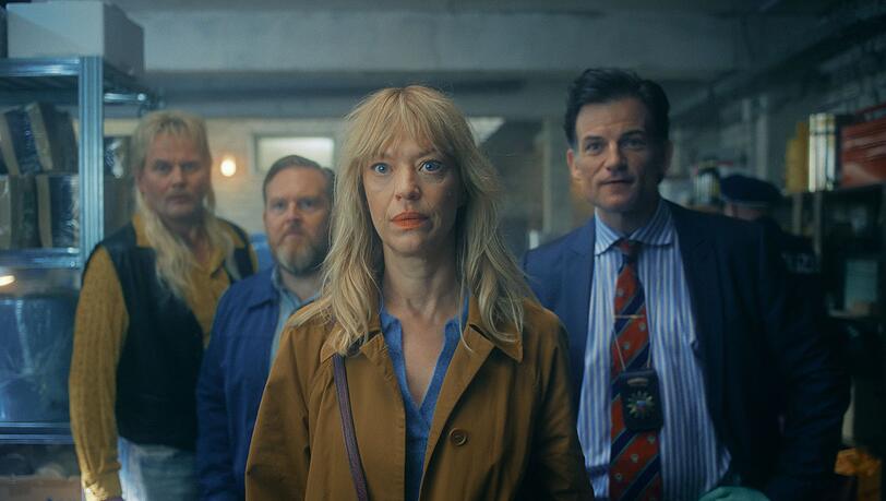 Wandas Mutter Carlotta (Heike Makatsch), deren Bruder R&uuml;diger (Devid Striesow, links) und Ehemann Dedo (Axel Stein, zweiter von links) sind von Wandas Unschuld &uuml;berzeugt. Kommissar Schmidt (Torben Liebrecht) dagegen stellt sich quer.