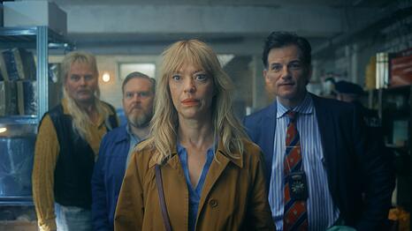 Wandas Mutter Carlotta (Heike Makatsch), deren Bruder R&uuml;diger (Devid Striesow, links) und Ehemann Dedo (Axel Stein, zweiter von links) sind von Wandas Unschuld &uuml;berzeugt. Kommissar Schmidt (Torben Liebrecht) dagegen stellt sich quer.