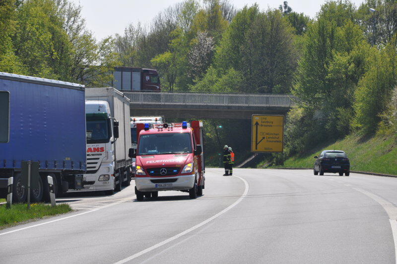 Auf der B 12 bei Simbach kippte ein Lkw um.