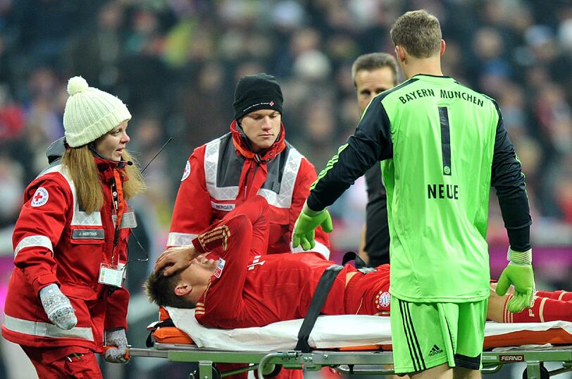 1. Dezember 2012: FC Bayern München - Borussia Dortmund 1:1

Das Giganten-Treffen bleibt diesmal ohne Sieger, mit dem 1:1 im Bundesligaduell können sich beide Vereine anfreunden. Getrübt wird die Partie von der schweren Verletzung Holger Badstubers, der mit einem Kreuzbandriss auf Krücken aus der Arena humpelt.