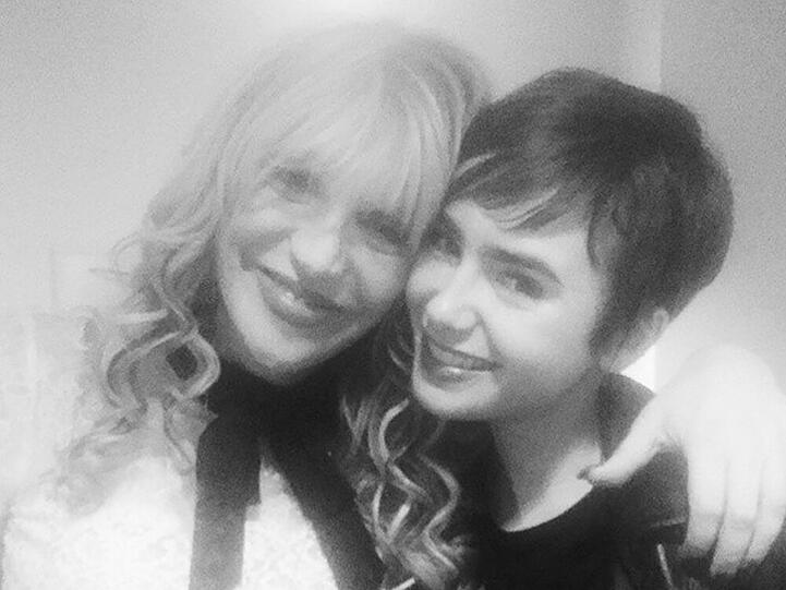 Treffen der Generationen: Courtney Love und Lily Collins verstehen sich blendend