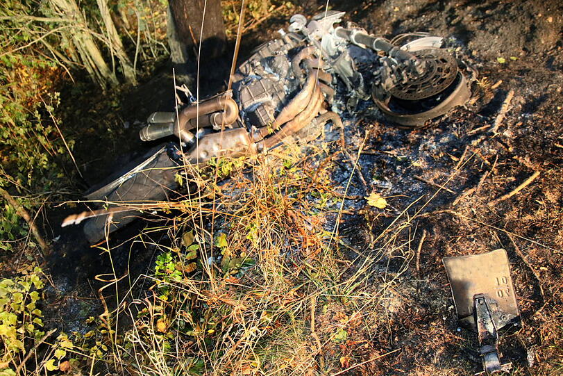 Zwei Motorradfahrer sind am Mittwochabend nach einem Zusammenprall auf der B299 gestorben.