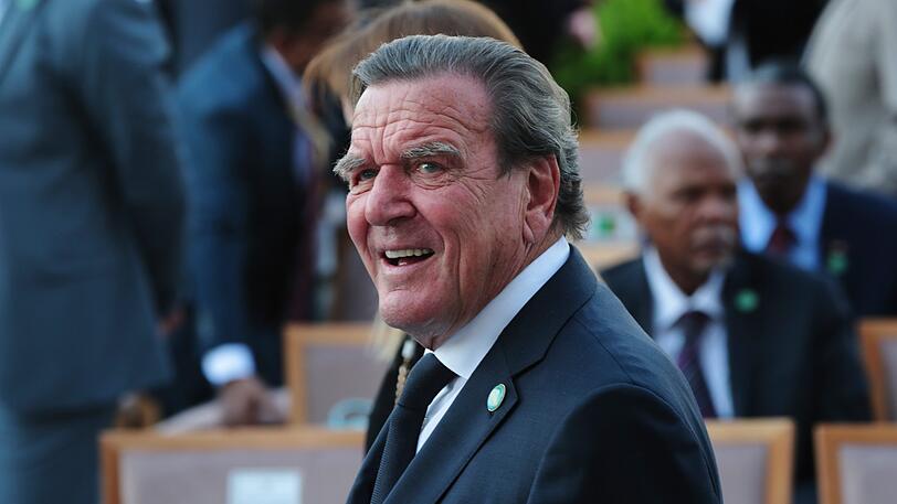 Gerhard Schröder, ehemaliger Bundeskanzler, steht vor dem Präsidentenpalast im Vorfeld einer Zeremonie für Erdogan, Präsident der Türkei.