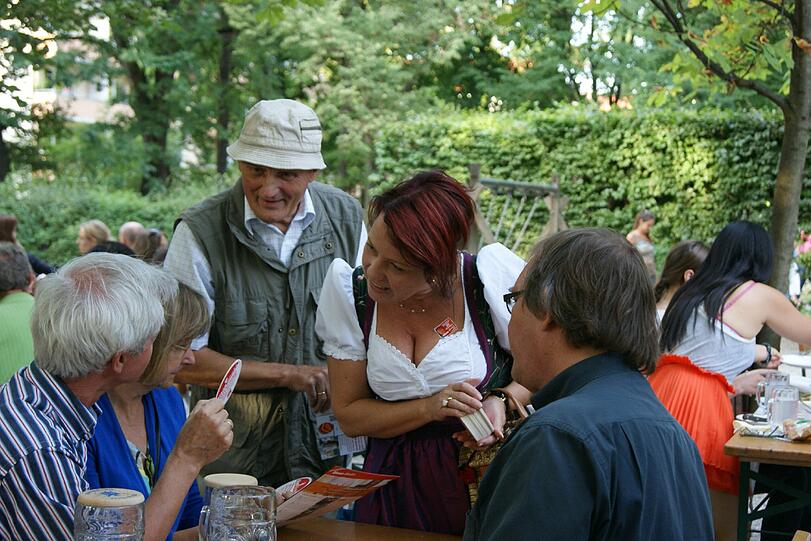 Diana Stachowitz im Gespräch mit Biergartenbesuchern
