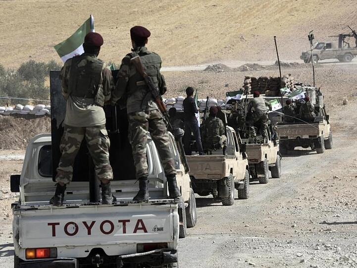 Von der Türkei unterstützte Kämpfer der "Freien Syrischen Armee" sind auf dem Weg in die syrische Stadt Tall Abyad.