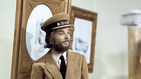 Der Wiener Künstler, Entertainer und Liedermacher, Impressario André Heller als Museumswärter in den 70er-jahren.