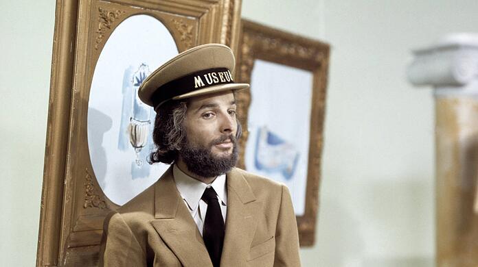 Der Wiener Künstler, Entertainer und Liedermacher, Impressario André Heller als Museumswärter in den 70er-jahren.