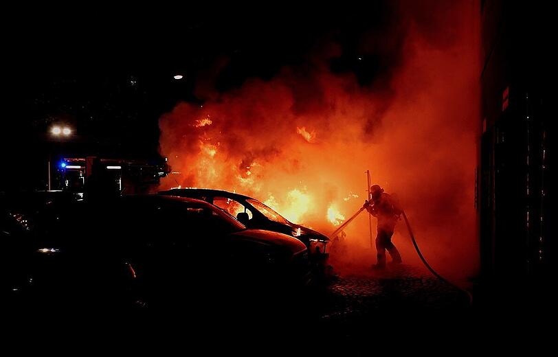 Vier Autos brennen lichterloh in der Klenzestraße