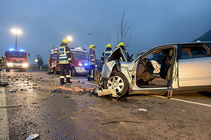 Ein Audi-Fahrer geriet auf der Bundesstraße bei Marquartstein auf die Gegenfahrbahn. Es kam zum Frontalzusammenstoß.