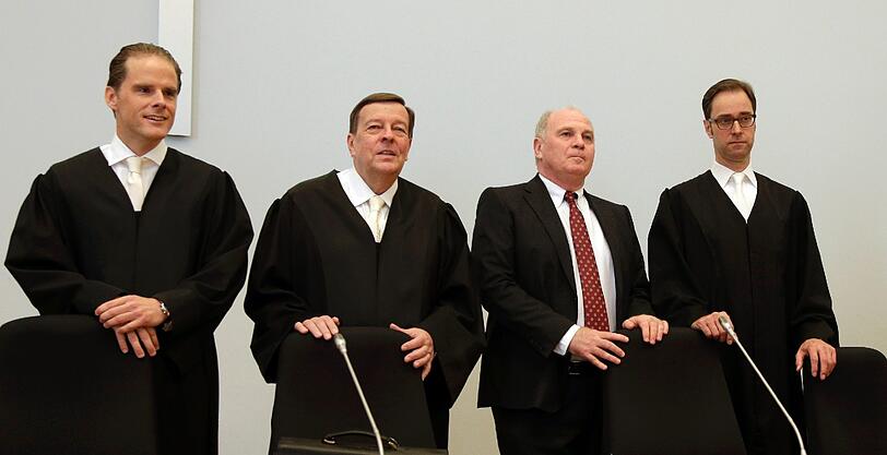 Seine Krawatte ist wieder Bordeaux-rot wie am ersten Prozesstag: Uli Hoeneß kam erneut in Begleitung von Frau Susanne in den Gerichtssaal. Mit dabei: Verteidiger Hanns Feigen. Die Bilder vom dritten Prozesstag vor dem Landgericht München II...