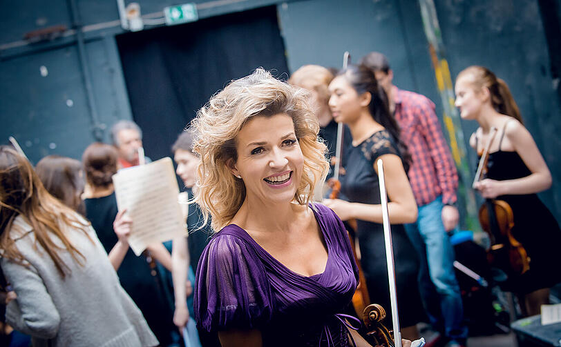 Anne-Sophie Mutter vor ihren Stipendiaten, mit denen sie in München aufgetreten ist.