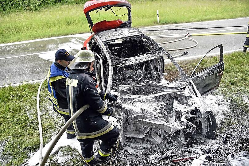 Der Audi brennt komplett aus - der Fahrer überlebt den schweren Unfall.