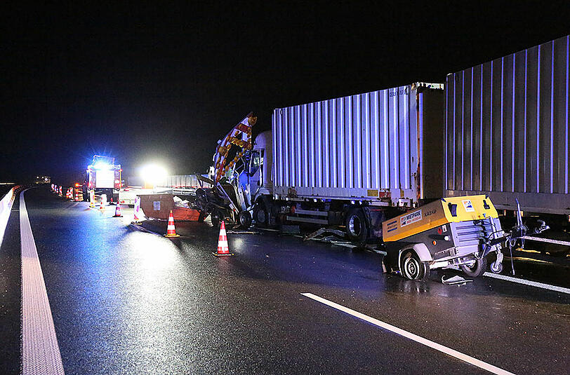 Bei seinem Crash in eine Baustelle hinterließ ein Lkw eine Schneise der Verwüstung. Die Bilder.