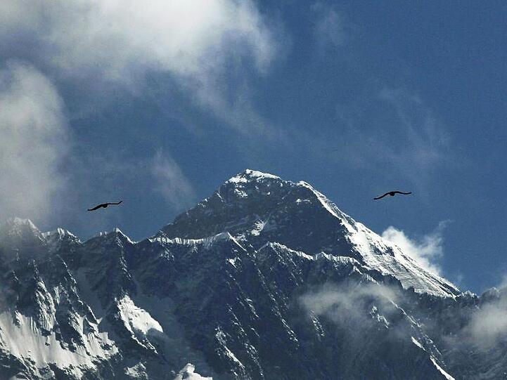 Der Mount Everest im Himalaya ist der höchste Berg der Welt.