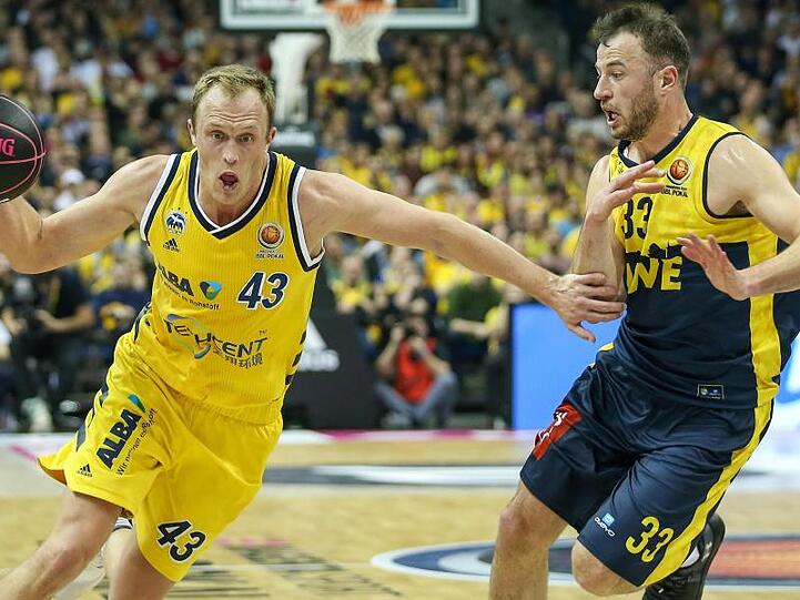Albas Luke Sikma (l) kämpft mit Oldenburgs Philipp Schwethelm um den Ball.