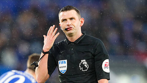Michael Oliver während der Premier-League-Begegnung zwischen Leicester City und West Ham United.