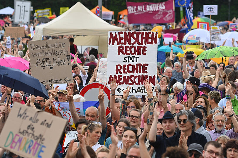 Tausende Menschen haben am Samstag auf dem Königsplatz in München gegen rechts demonstriert.
