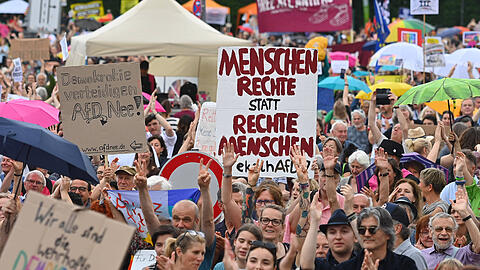 Tausende Menschen haben am Samstag auf dem Königsplatz in München gegen rechts demonstriert.