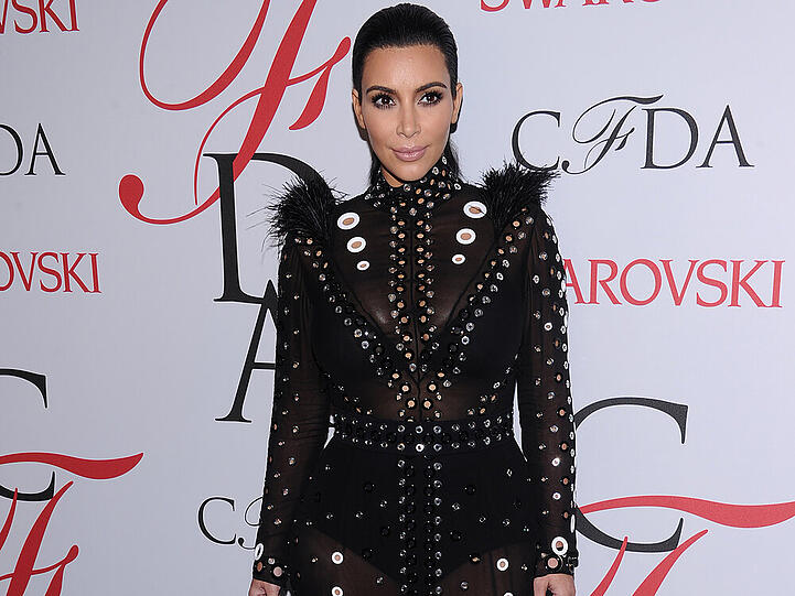 Ob dieses Outfit Kim Kardashians Hüften tatsächlich schmeichelt?