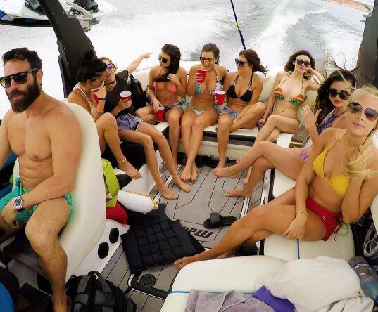 Luxuskarren, Waffen und viel, viel nackte Haut - diese drei Dinge bestimmen das Leben von Instagram-Playboy Dan Bilzerian.